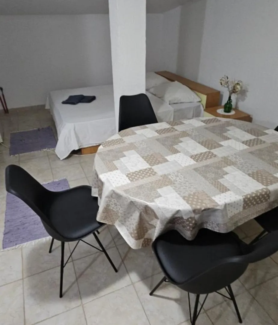 Apartments Hugo Malinska 0*,